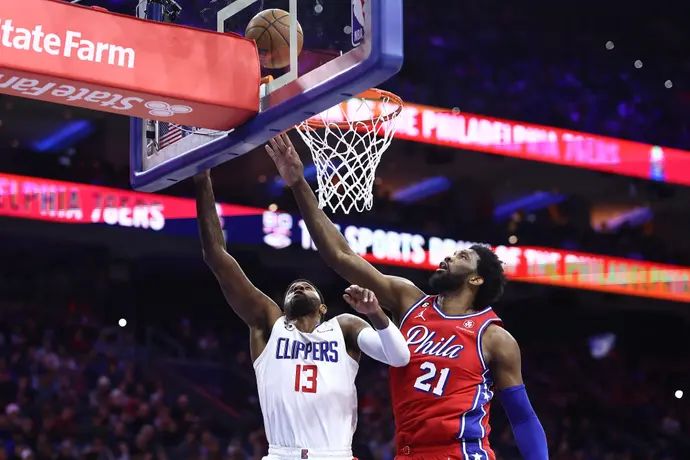 ג'ואל אמביד פילדלפיה סיקסרס לצד פול ג'ורג' לוס אנג'לס קליפרס