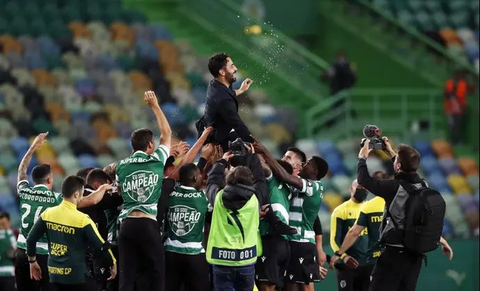 שחקני ספורטינג ליסבון חוגגים עם מאמן הקבוצה רובן אמורים