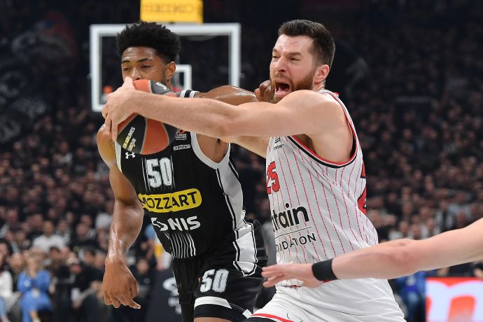 שחקן אולימפיאקוס אלק פיטרס מול שחקן פרטיזן בלגרד ברונו קאבולקו