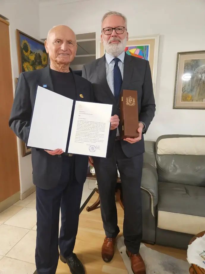 שופט העבר אברהם קליין עם שגריר הונגריה בישראל זולטאן סאנטגיורגי
