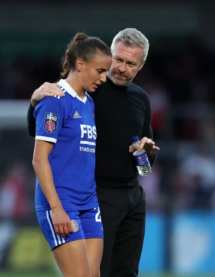 ווילי קירק עם שחקנית לסטר סיטי