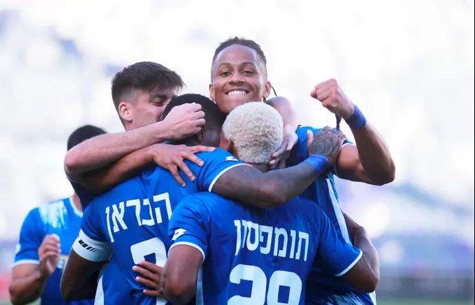 פרנק ריבולייה חוגג עם שחקני הפועל עפולה