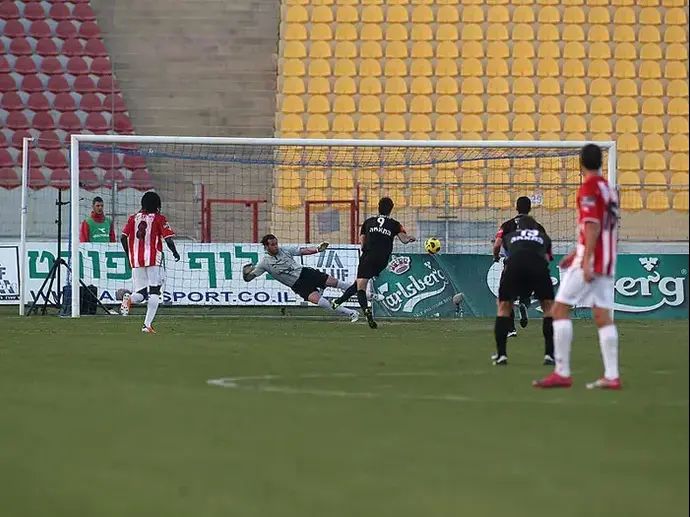 עדן בן בסט חלוץ הפועל חיפה כובש מול אוהד כהן שוער הפועל באר שבע