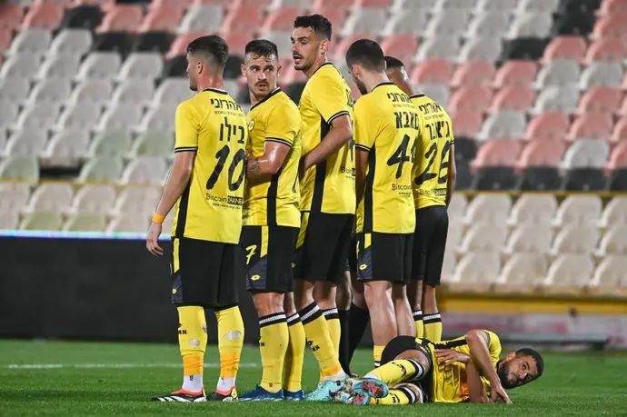 שחקני מכבי נתניה עומדים בחומה בבעיטה חופשית