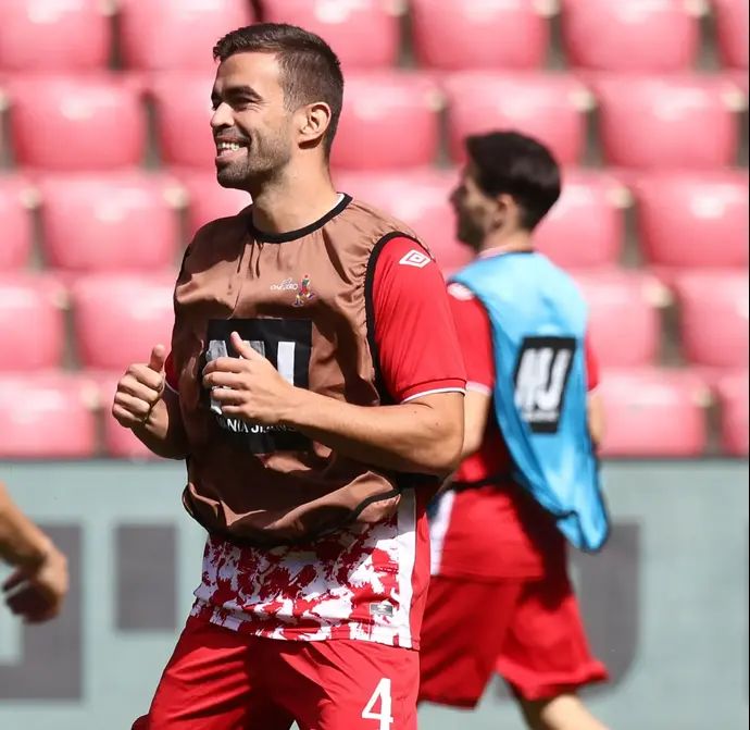 מיגל ויטור שחקן הפועל באר שבע בחימום