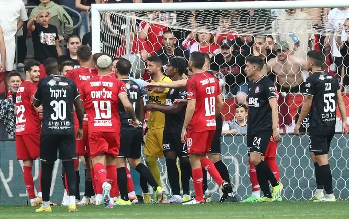 עימות בין שחקני הפועל חיפה לשחקני הפועל באר שבע