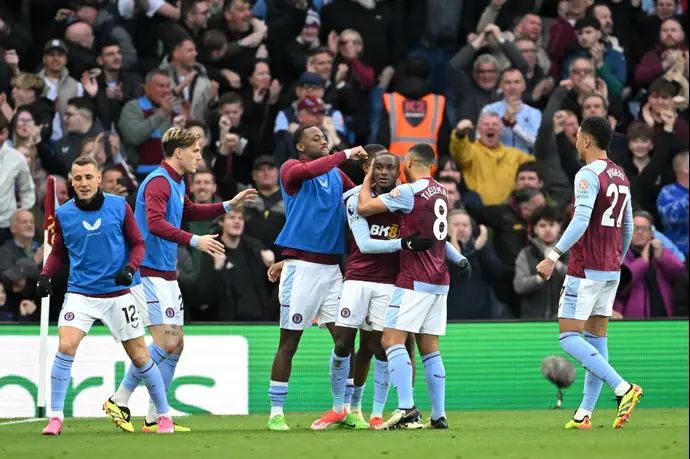 שחקני אסטון וילה חוגגים עם מוסא דיאבי