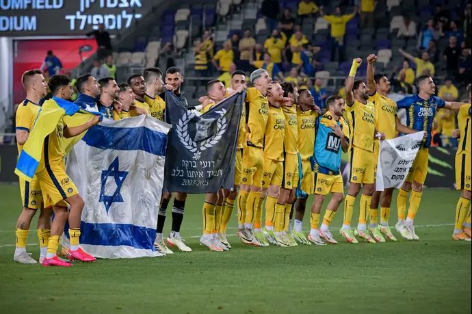 שחקני מכבי תל אביב חוגגים