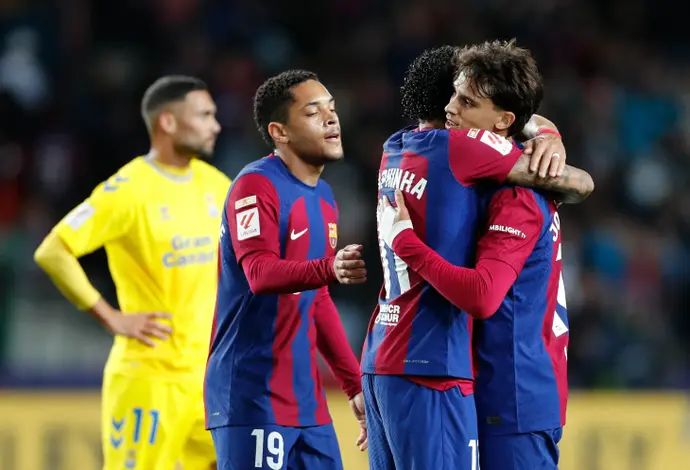 שחקני ברצלונה חוגגים עם ראפיניה