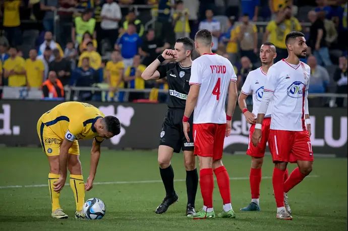 השופט אביעד שילוח במשחק של מכבי תל אביב נגד בני סכנין