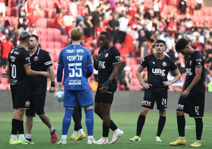 שחקני הפועל חיפה ליד שוער הפועל באר שבע, ניב אליאסי