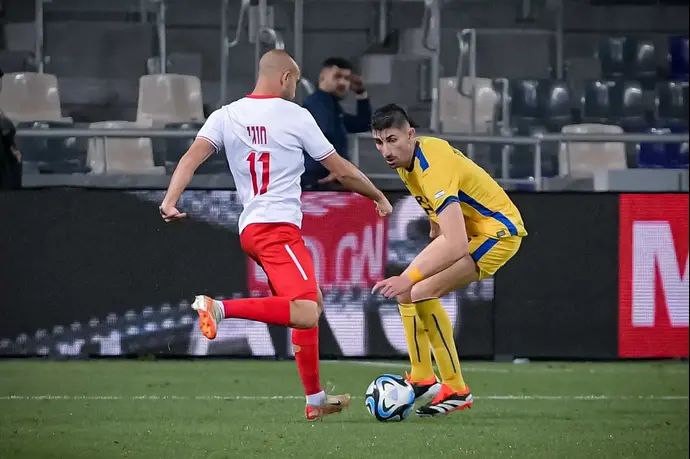 דור חוגי שחקן בני סכנין מול עידן נחמיאס שחקן מכבי תל אביב