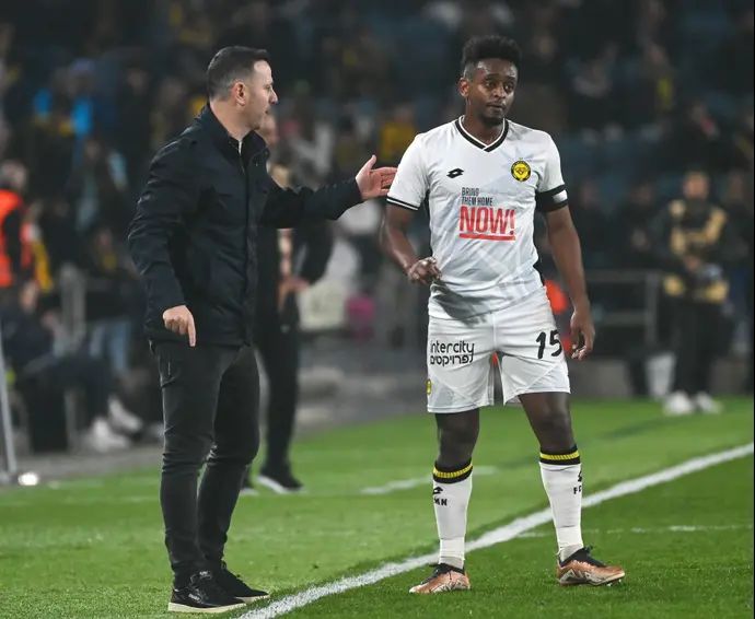 אביב אברהם לצד גיא צרפתי מאמן מכבי נתניה