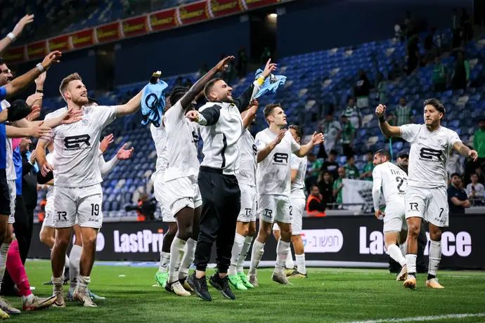 שחקני מכבי בני ריינה חוגגים