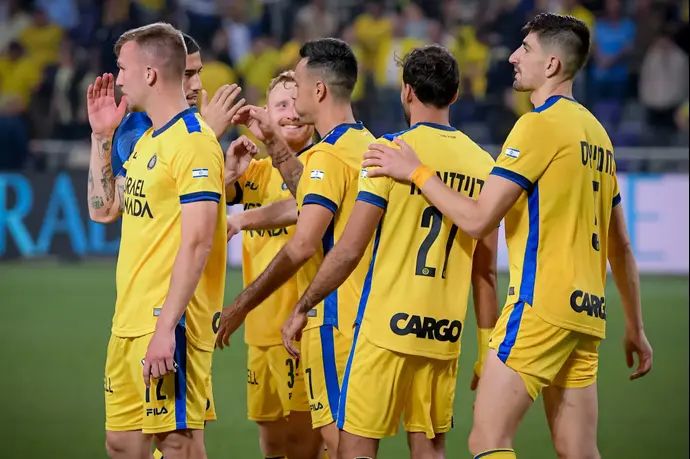 שחקני מכבי תל אביב חוגגים