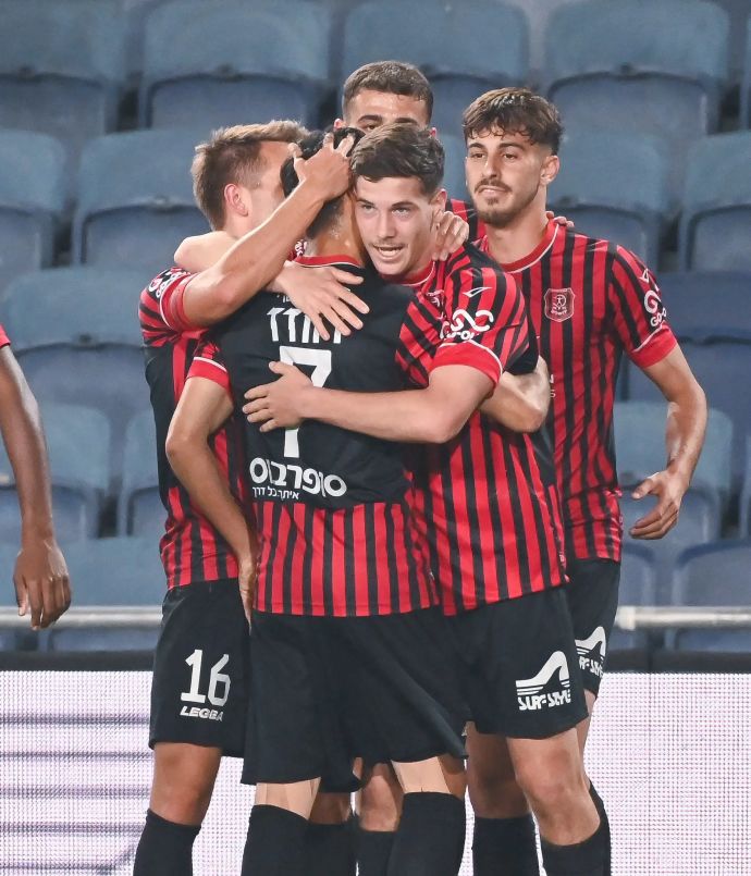 שחקני הפועל ירושלים חוגגים עם אוהד אלמגור