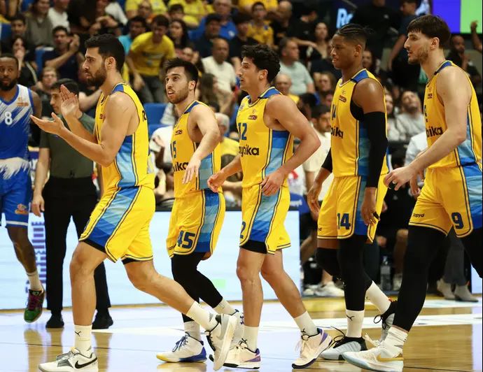 שחקני מכבי תל אביב רפי מנקו, תמיר בלאט, ג'ון דיברתולומיאו, רומן סורקין, חסיאל ריברו