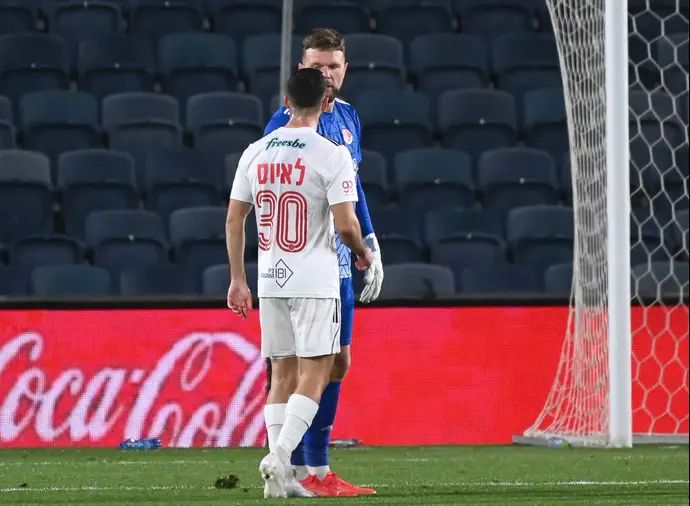 אמיליוס זובאס שוער הפועל תל אביב בעימות עם הישאם לאיוס