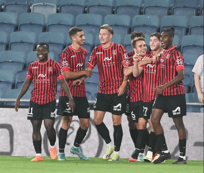 שחקני הפועל ירושלים חוגגים עם אוהד אלמגור