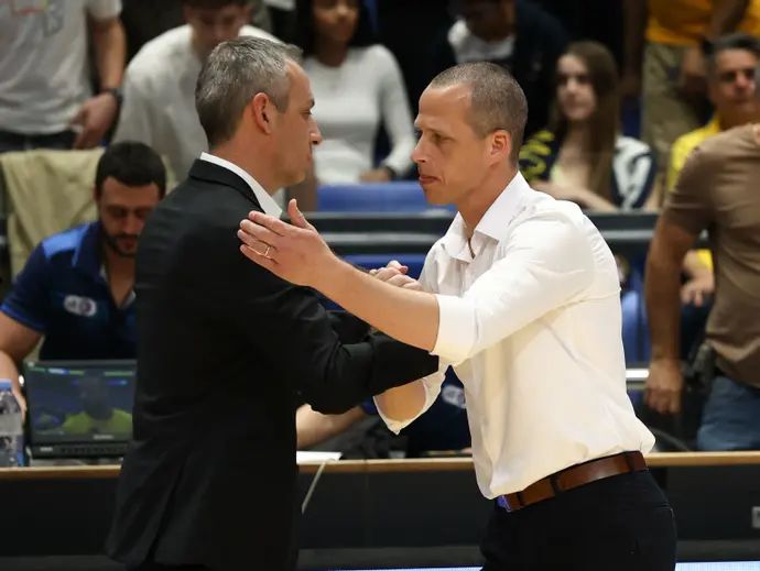 מאמן מכבי תל אביב עודד קטש עם מאמן מכבי רמת גן שמוליק ברנר