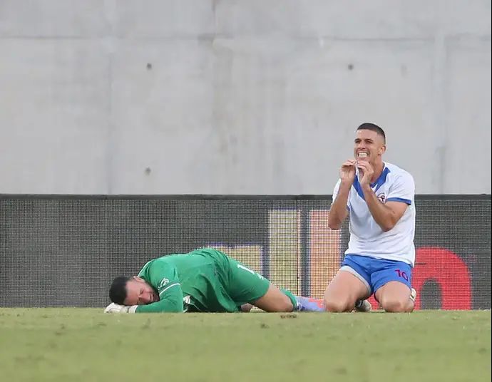 שחקן הפועל פתח תקוה, עידן ורד, אחרי עבירה על שוער הפועל באר שבע, אופיר מרציאנו