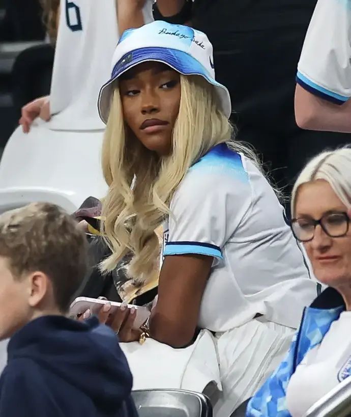 בת זוגו של בוקאיו סאקה, טולמי בנסון