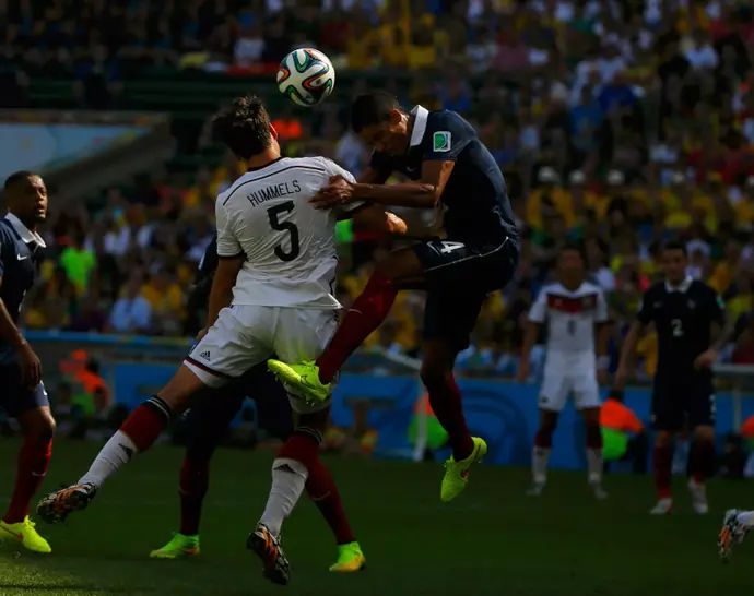 שחקן נבחרת גרמניה מאטס הומלס נוגח מול שחקן נבחרת צרפת רפאל וראן