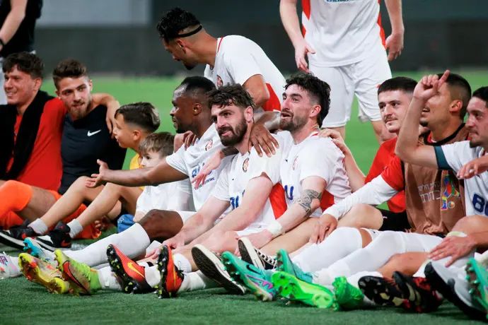 שחקני הפועל נוף הגליל חוגגים עלייה לחצי גמר הגביע