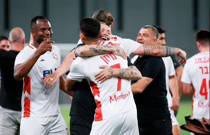 מוטי איוניר מאמן הפועל נוף הגליל עם שחקניו בן מיזן, אלחסן קייטה