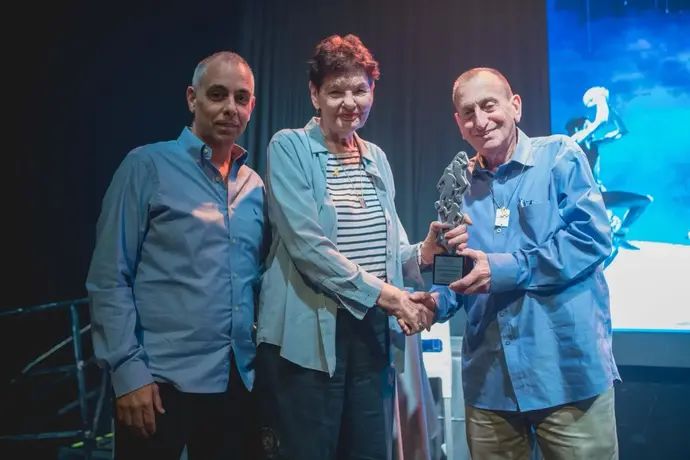 אלמנתו של תנחום כהן-מינץ מקבל את תעודת היכל התהילה שלו