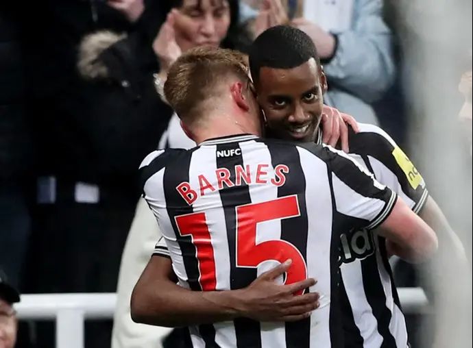 אלכסנדר איסק שחקן ניוקאסל חוגג שער