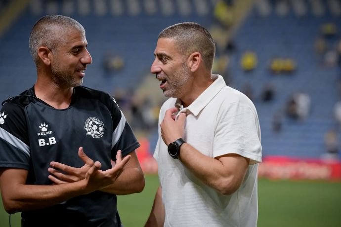 רן קוז'וך מאמן מכבי פתח תקוה עם עוזרו בן בנימין