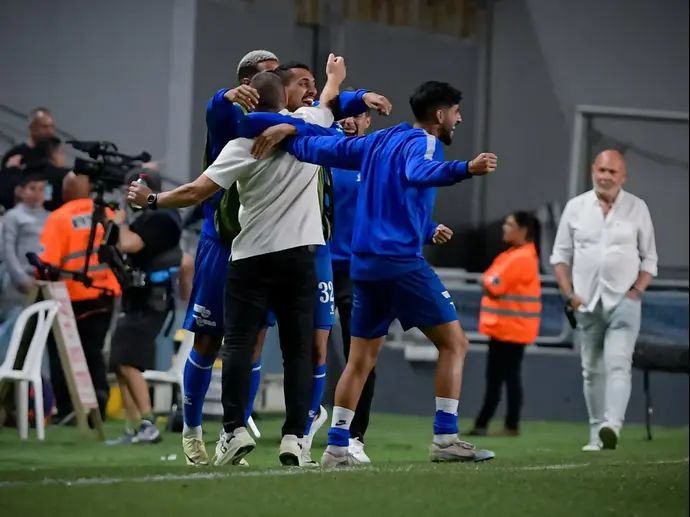 מאמן מכבי פתח תקוה רן קוז'וך חוגג