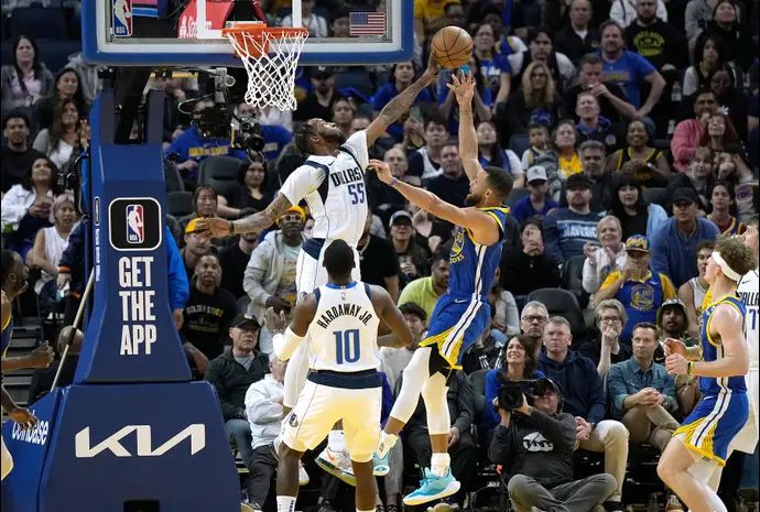 שחקן גולדן סטייט ווריירס סטפן קרי מול שחקן דאלאס מאבריקס דריק ג'ונס ג'וניור