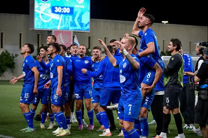 שחקני מכבי פתח תקוה חוגגים את ההעפלה לחצי גמר הגביע