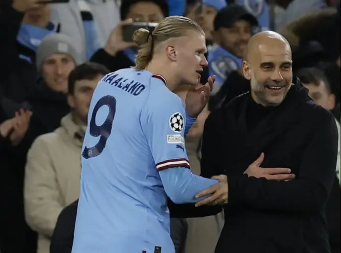 מאמן מנצ'סטר סיטי פפ גווארדיולה עם ארלינג הולאנד