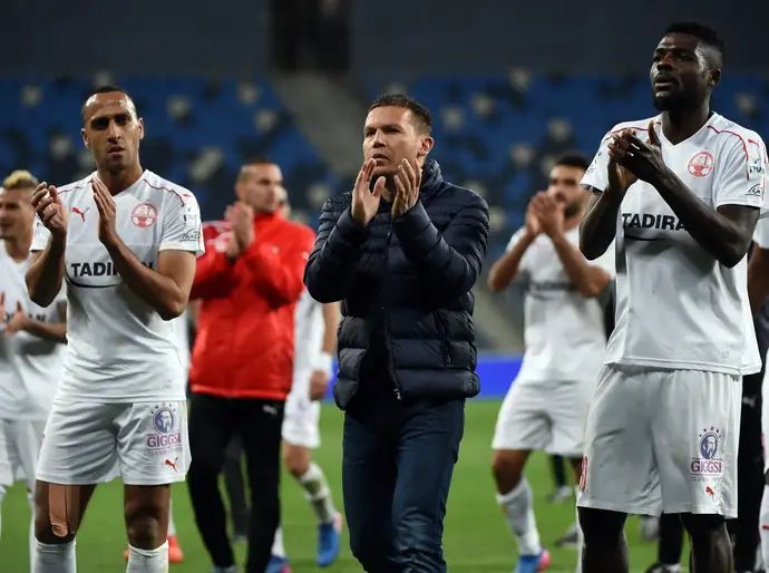 ברק בכר מאמן הפועל באר שבע (אמצע) עם ג'ון אוגו, מהראן ראדי