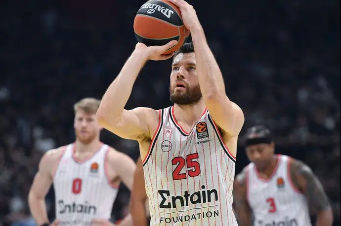 שחקן אולימפיאקוס אלק פיטרס