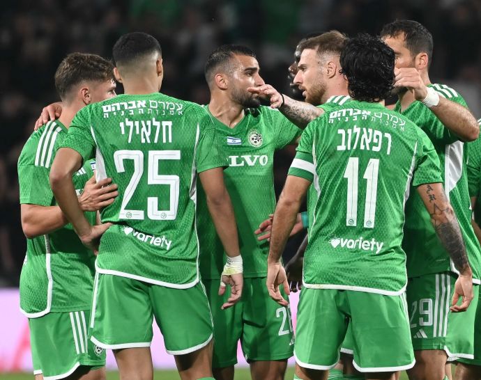 שחקני מכבי חיפה חוגגים