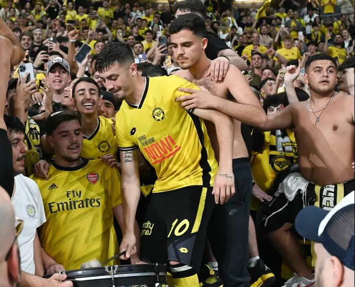 עוז בילו חוגג עם אוהדי מכבי נתניה