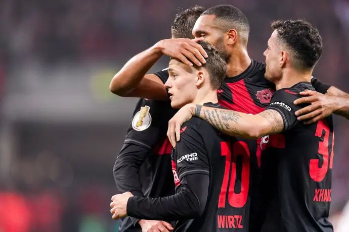 שחקני באייר לברקוזן חוגגים עם פלוריאן וירץ