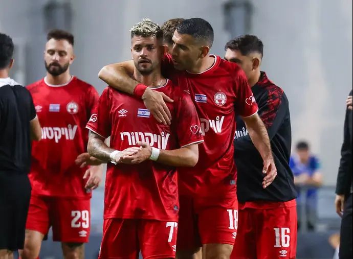 שחקן הפועל באר שבע איתן טיבי מנחם את רותם חטואל