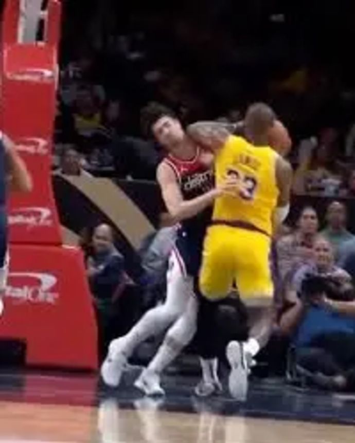 לברון ג'יימס, לוס אנג'לס לייקרס, פוגע בשחקן וושינגטון וויזארדס דני אבדיה