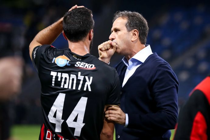 מאמן הפועל חיפה רוני לוי עם חאתם עבד אלחמיד