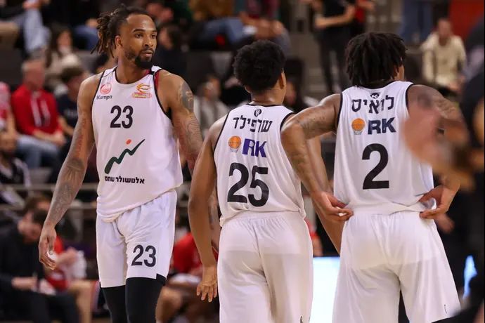 שחקני הפועל באר שבע מייק לואיס, גרנט שרפילד, ג'קינן גאנט