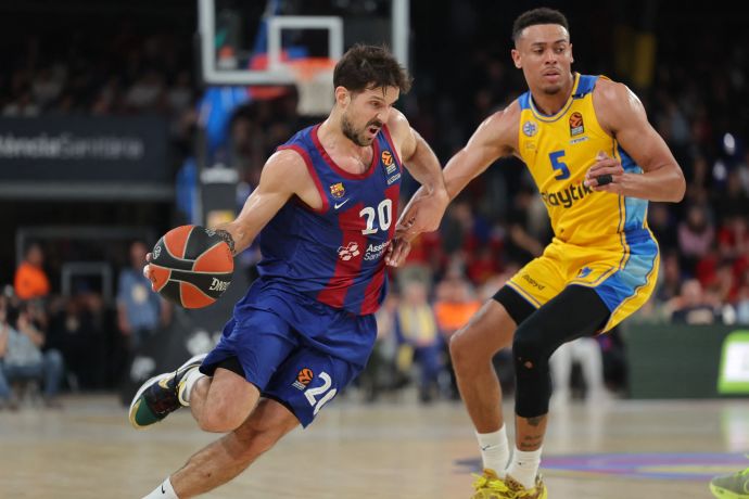 שחקן ברצלונה ניקו לפרוביטולה מול ווייד בולדווין שחקן מכבי תל אביב