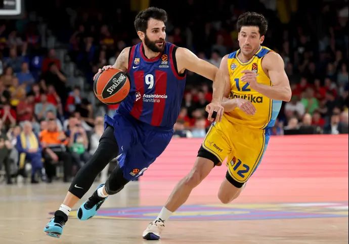 שחקן ברצלונה ריקי רוביו מול ג'ון דיברתולומאו שחקן מכבי תל אביב