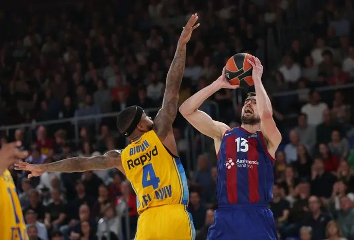 תומאש סטורנסקי שחקן ברצלונה מול לורנזו בראון שחקן מכבי תל אביב