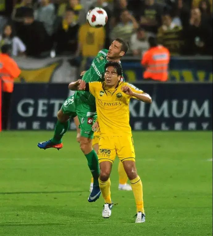 יואב זיו שחקן מכבי תל אביב (ימין) מול תומר חמד שחקן מכבי חיפה