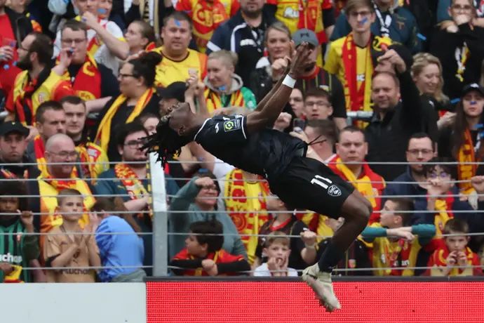 עמנואל סאבי שחקן לה האבר חוגג שער